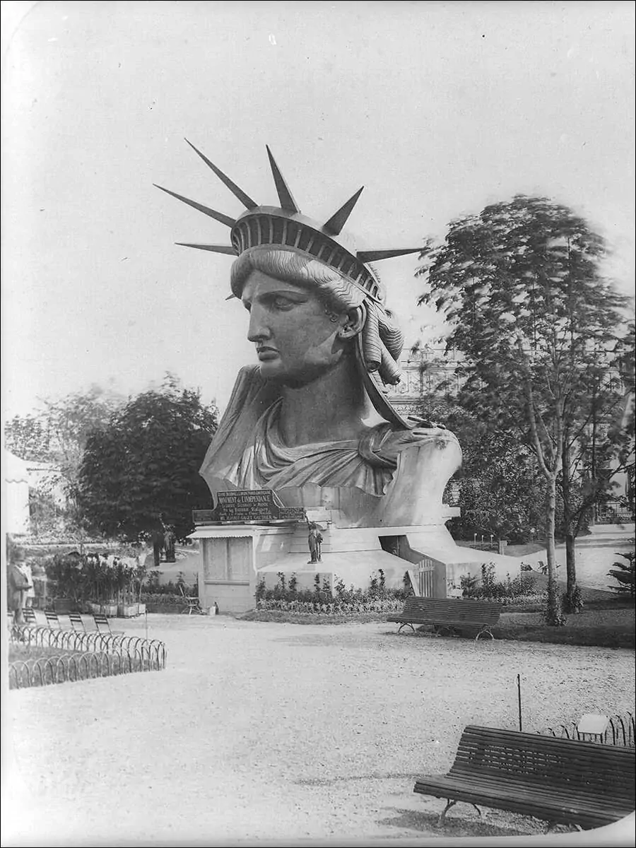 Голова Статуи Свободы в Париже