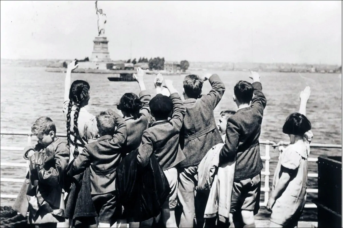 Дети-беженцы в гавани Нью-Йорка