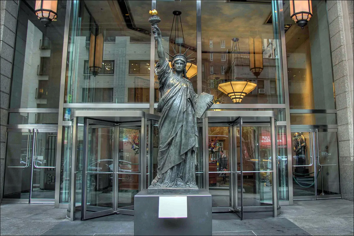 Статуя Свободы на Мэдисон-авеню