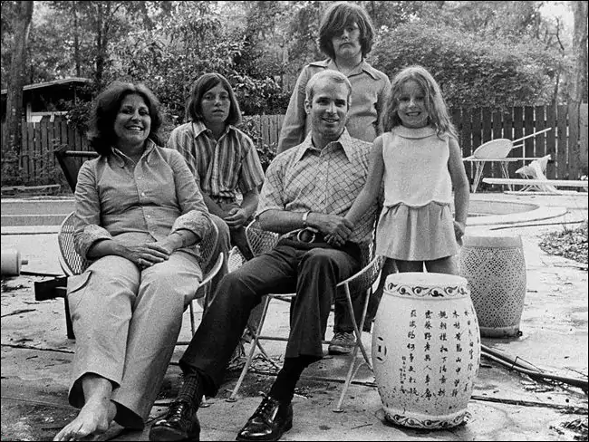 Джон Маккейн с семьей