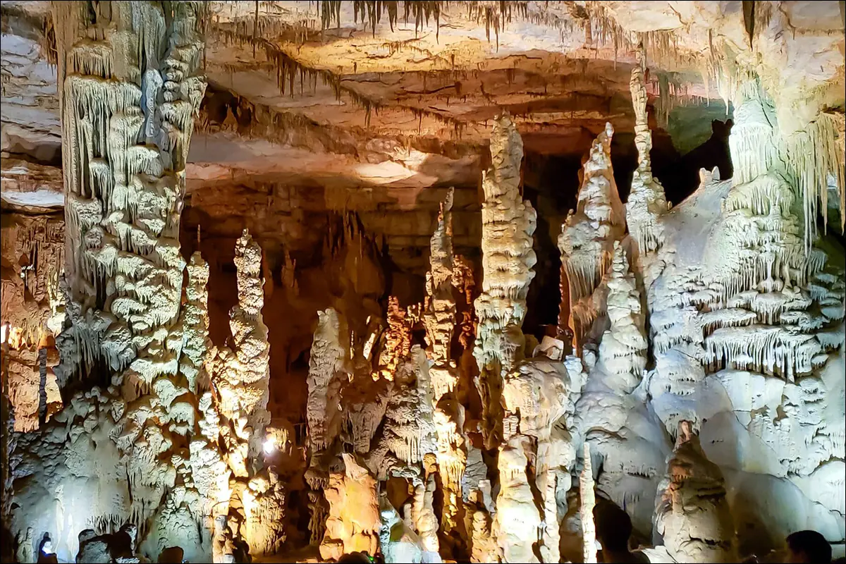 В пещере Катедрал-Кавернс