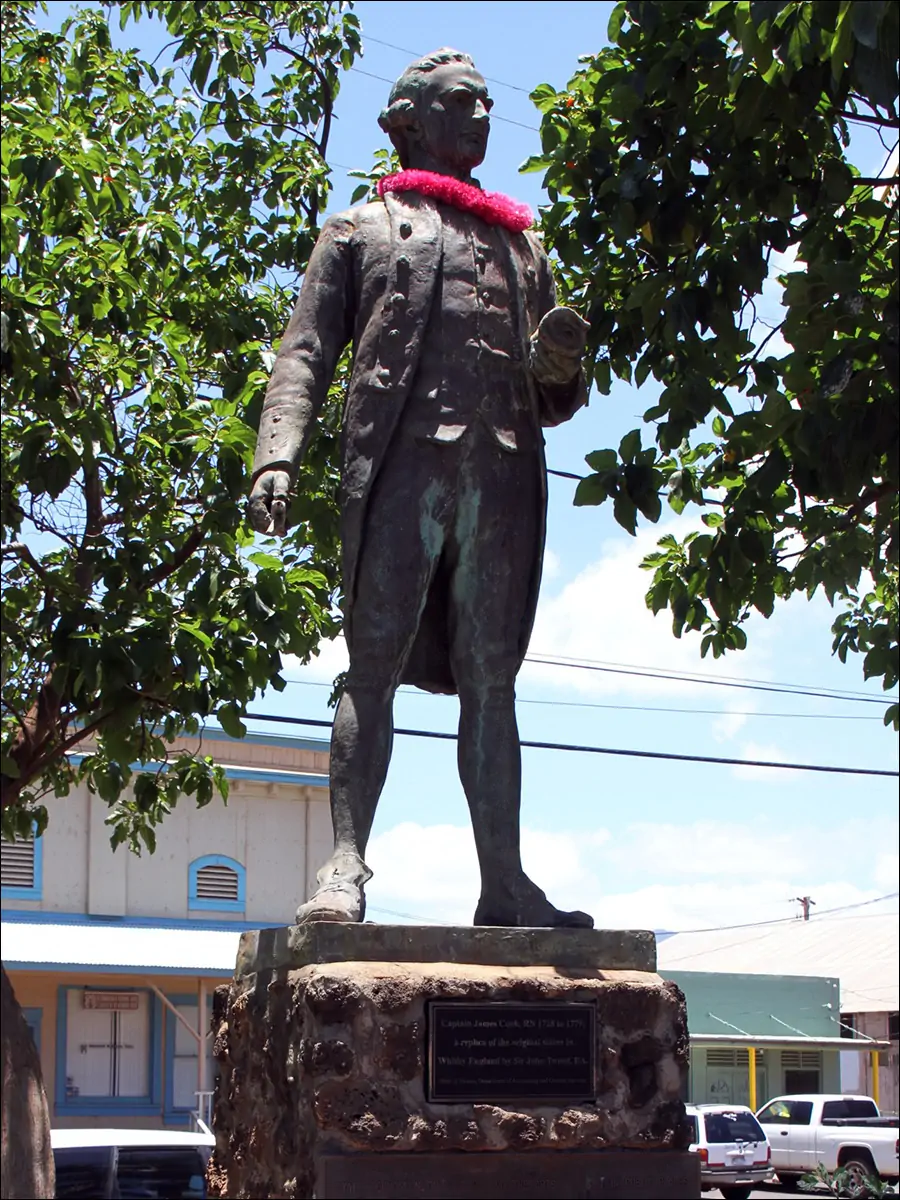 Памятник капитану Джеймсу Куку на острове Кауаи