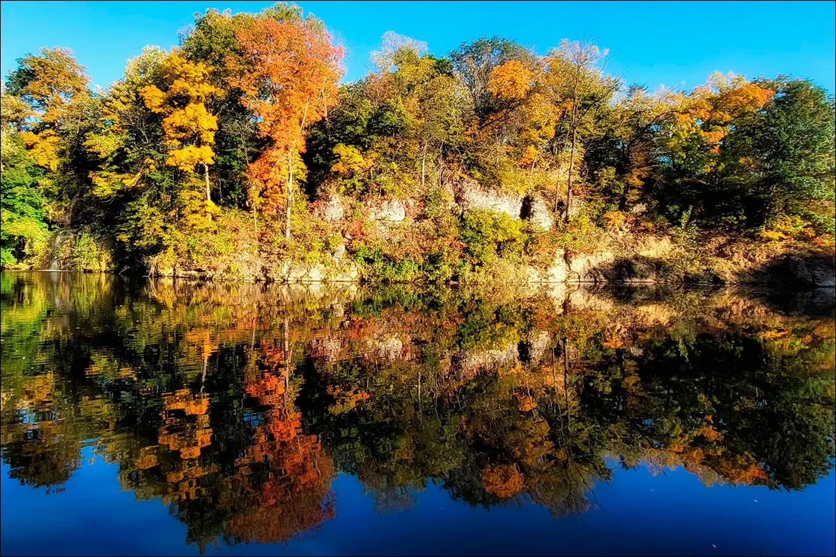 Осенью на озере Блафф-Лейк на востоке Айовы