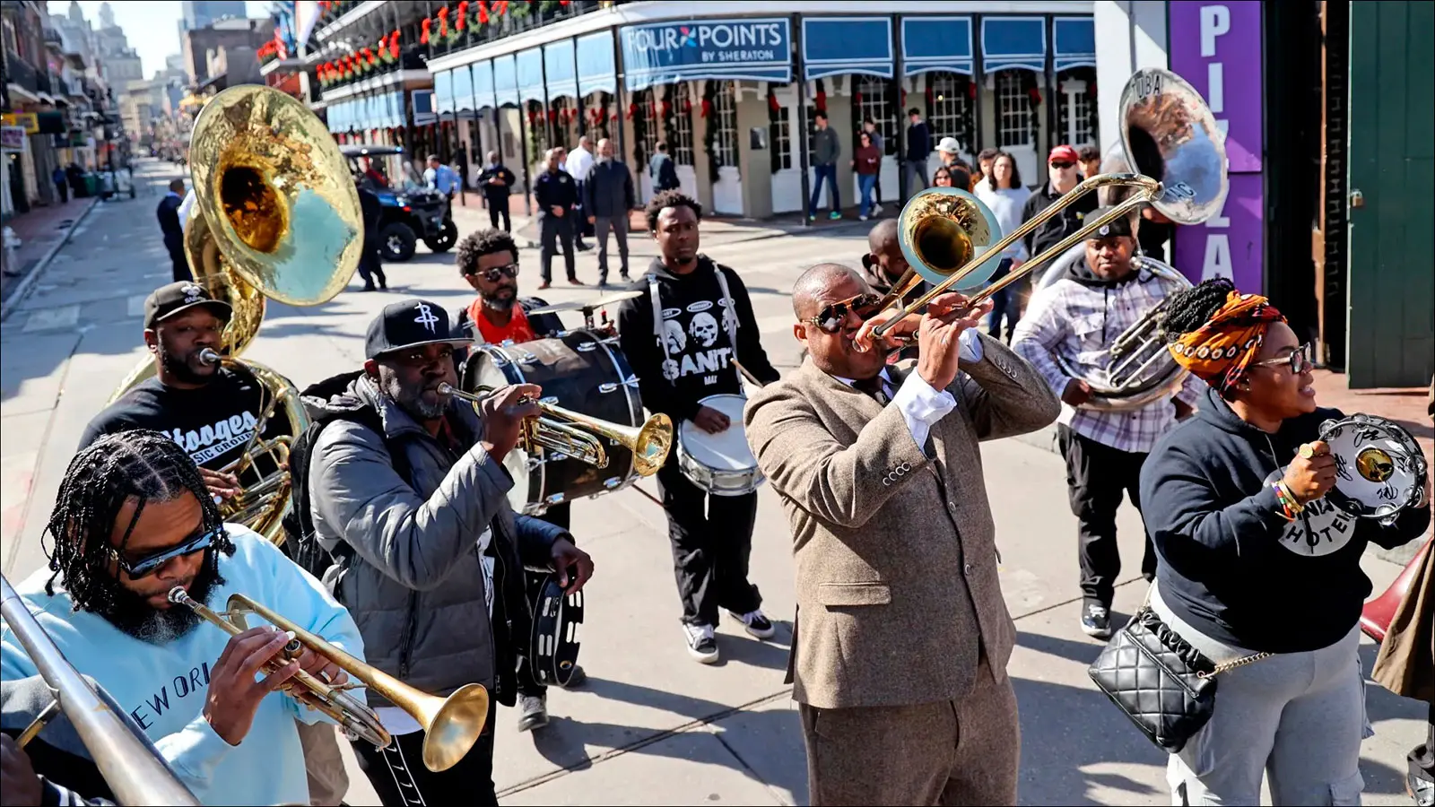 Бурбон-стрит в Новом Орлеане