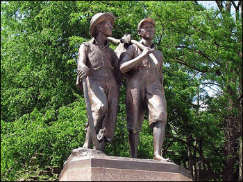 Памятник Тому Сойеру и Гекльберри Финну