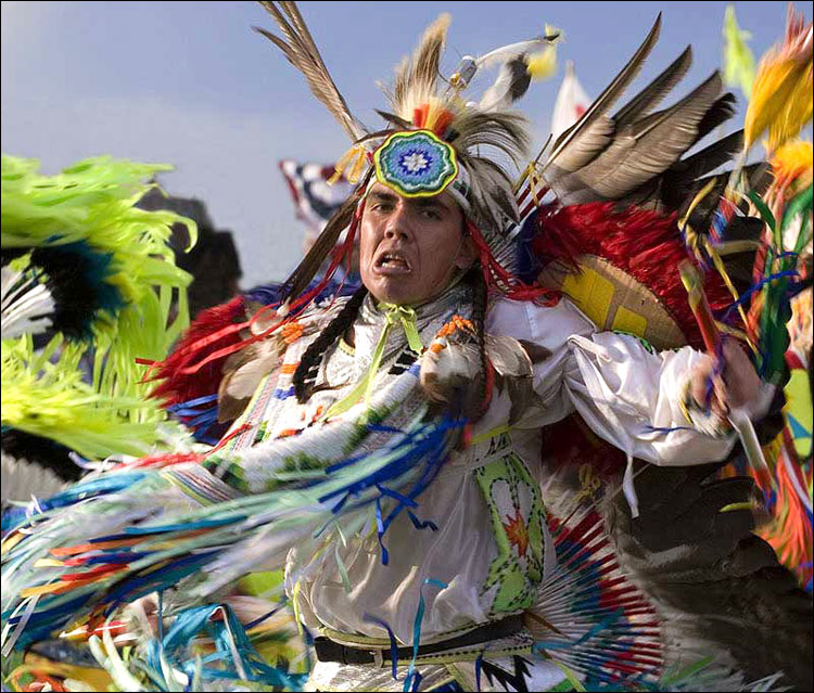 Индейский танцор на фестивале в Хьюстоне
