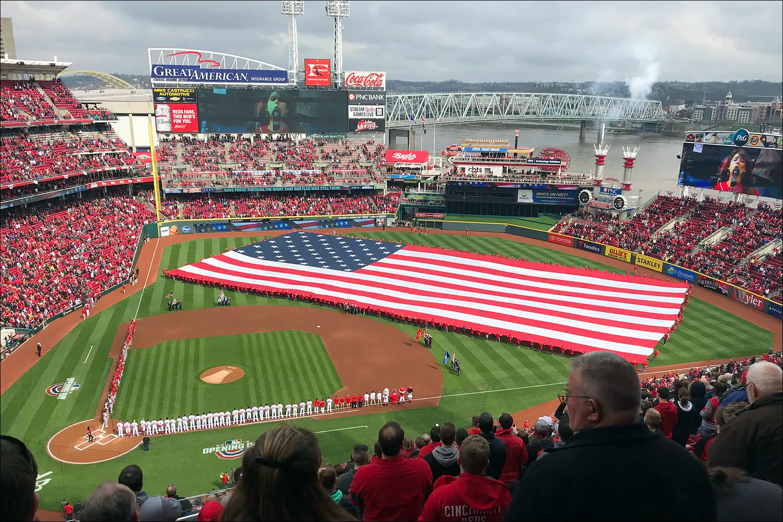 Флаг США на бейсбольном стадионе